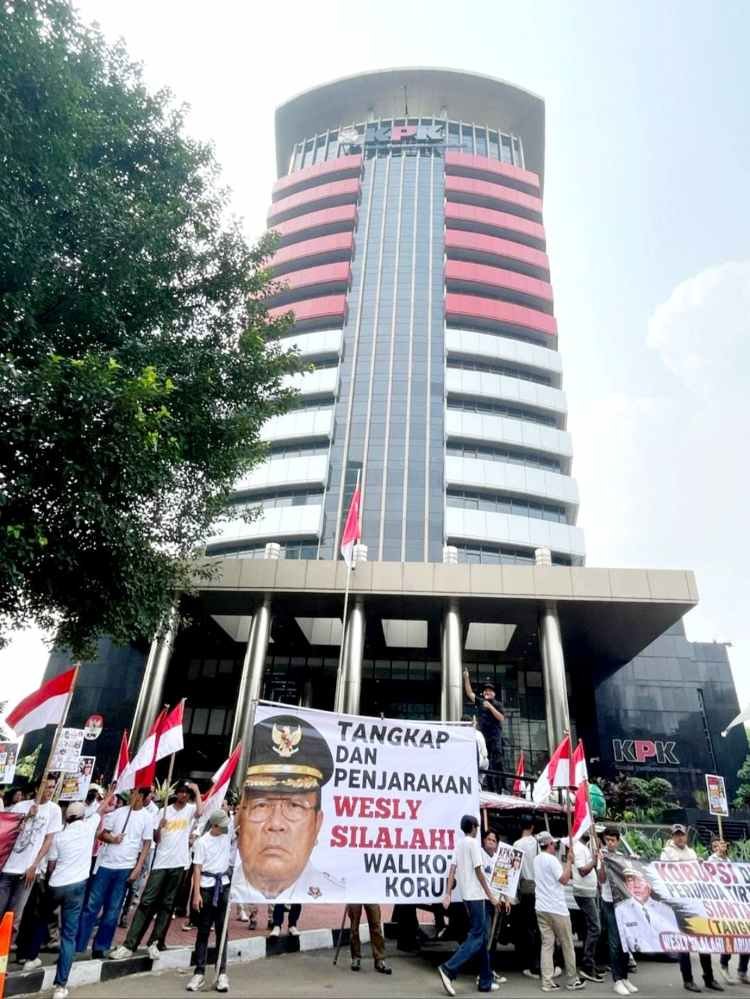 poster “tangkap wesly silalahi” warnai aksi massa di gedung kpk