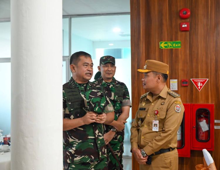 kasad maruli simanjuntak disambut adat dan bupati humbahas saat tiba di silangit