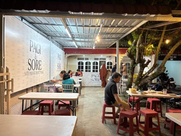 sate padang pagi dan sore pertama di pematangsiantar, kerupuk jangek siram jadi andalan