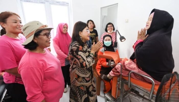 ketua tp pkk pematangsiantar turun langsung pantau iva test massal