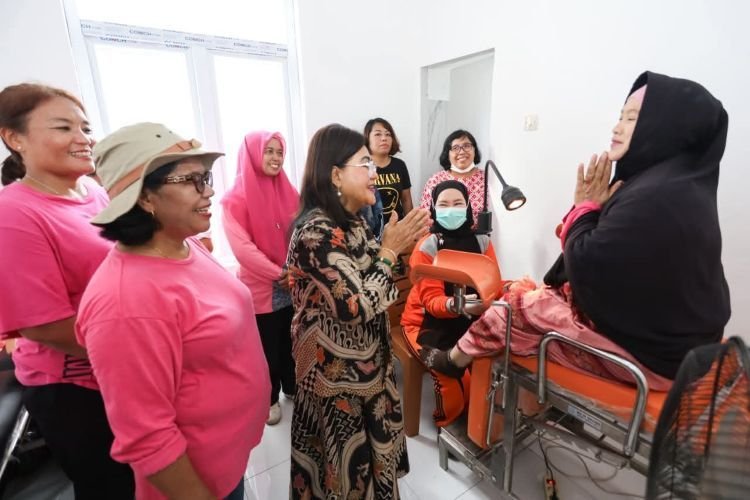 ketua tp pkk pematangsiantar turun langsung pantau iva test massal