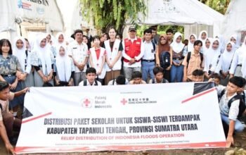 110 siswa terdampak banjir di tapteng terima bantuan sekolah dari pmi dan hongkong red cross