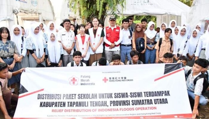 110 siswa terdampak banjir di tapteng terima bantuan sekolah dari pmi dan hongkong red cross