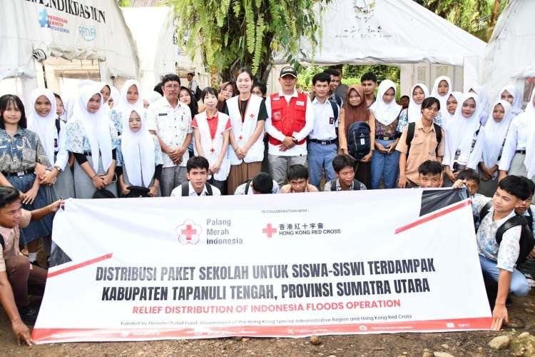 110 siswa terdampak banjir di tapteng terima bantuan sekolah dari pmi dan hongkong red cross