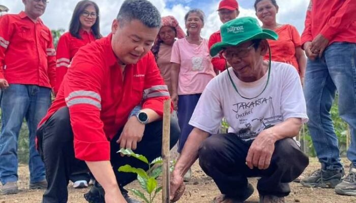 sambut hari lingkungan hidup, pt dpm bagikan bibit kepada petani