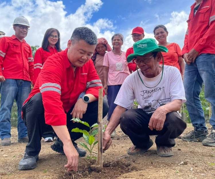 sambut hari lingkungan hidup, pt dpm bagikan bibit kepada petani