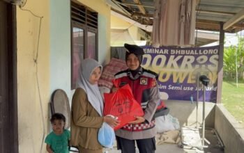 polwan polda aceh datangi rumah warga, bagikan paket sembako