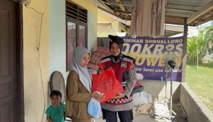 polwan polda aceh datangi rumah warga, bagikan paket sembako