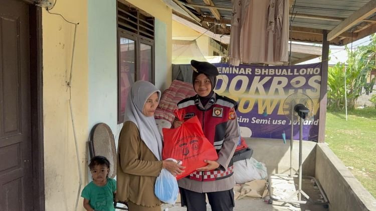 polwan polda aceh datangi rumah warga, bagikan paket sembako