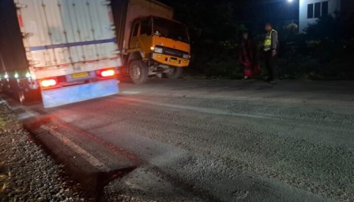 kecelakaan di jalinsum batu bara, truk tangki tabrak truk box mogok
