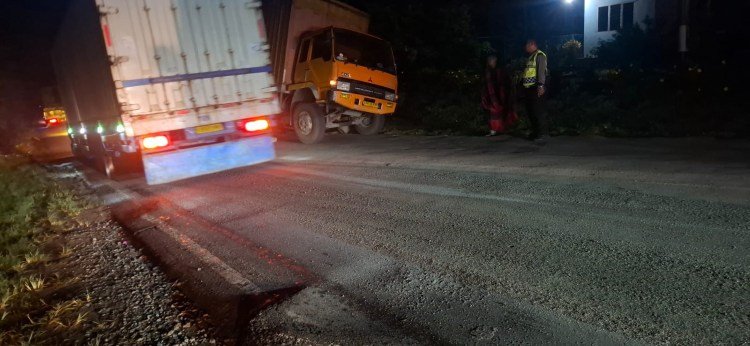 kecelakaan di jalinsum batu bara, truk tangki tabrak truk box mogok
