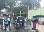 jalan licin karena solar tumpah di padangsidimpuan, polisi sigap cegah kecelakaan
