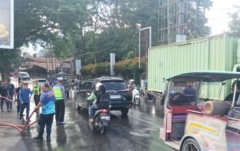 jalan licin karena solar tumpah di padangsidimpuan, polisi sigap cegah kecelakaan