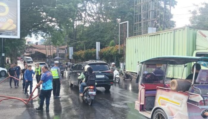 jalan licin karena solar tumpah di padangsidimpuan, polisi sigap cegah kecelakaan