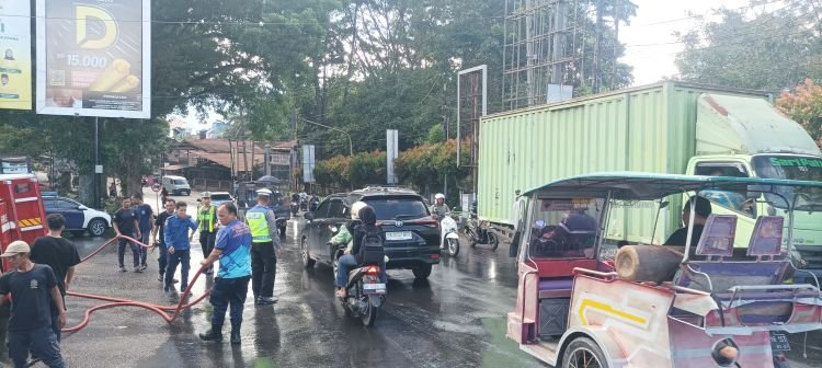 jalan licin karena solar tumpah di padangsidimpuan, polisi sigap cegah kecelakaan