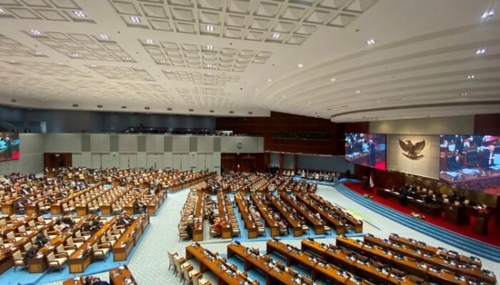 dpr sahkan revisi uu polri, atur usia pensiun dan ketentuan baru