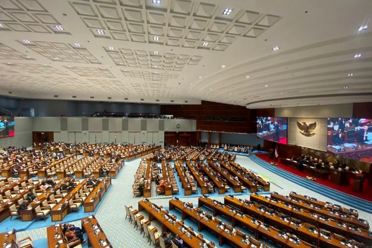 dpr sahkan revisi uu polri, atur usia pensiun dan ketentuan baru