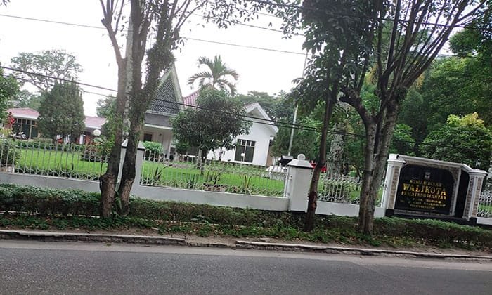 anggaran rp1,5 miliar rumah dinas wali kota dipertanyakan, pejabat pemko siantar saling tuding