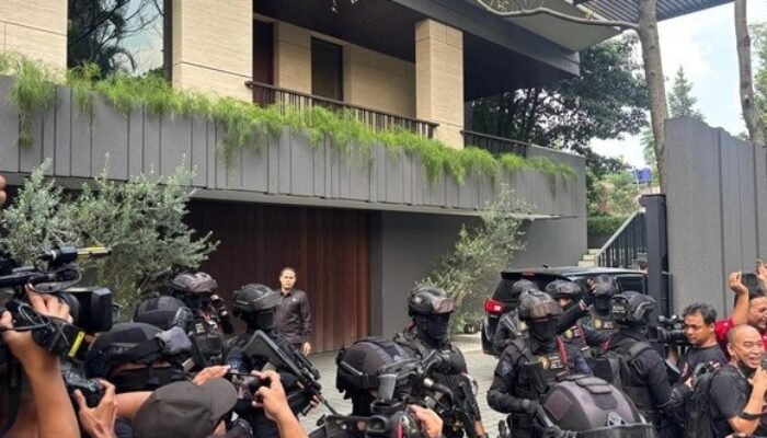 kpk geledah rumah silmy karim, sejumlah kendaraan diduga disita