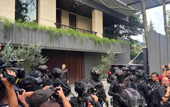 kpk geledah rumah silmy karim, sejumlah kendaraan diduga disita
