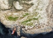 pulau sampah muara angke dibersihkan, pemprov dki angkut 8,8 ton sampah