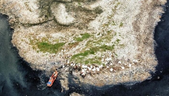 pulau sampah muara angke dibersihkan, pemprov dki angkut 8,8 ton sampah