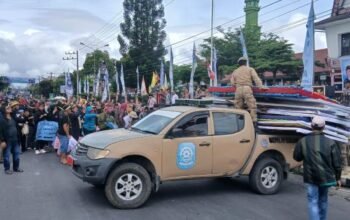 satpol pp dairi pasang kembali papan bunga usai desakan massa demo