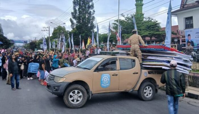 satpol pp dairi pasang kembali papan bunga usai desakan massa demo