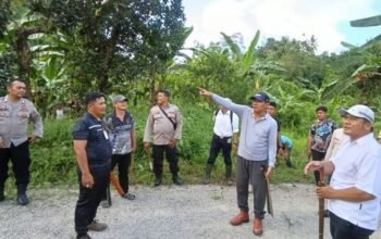ratusan warga onolalu gotong royong, wabup nias selatan turun langsung