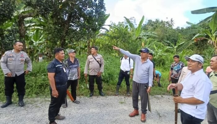ratusan warga onolalu gotong royong, wabup nias selatan turun langsung