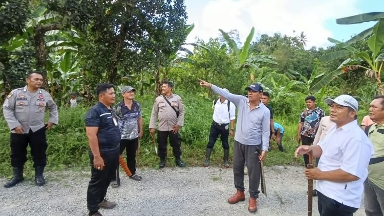 ratusan warga onolalu gotong royong, wabup nias selatan turun langsung