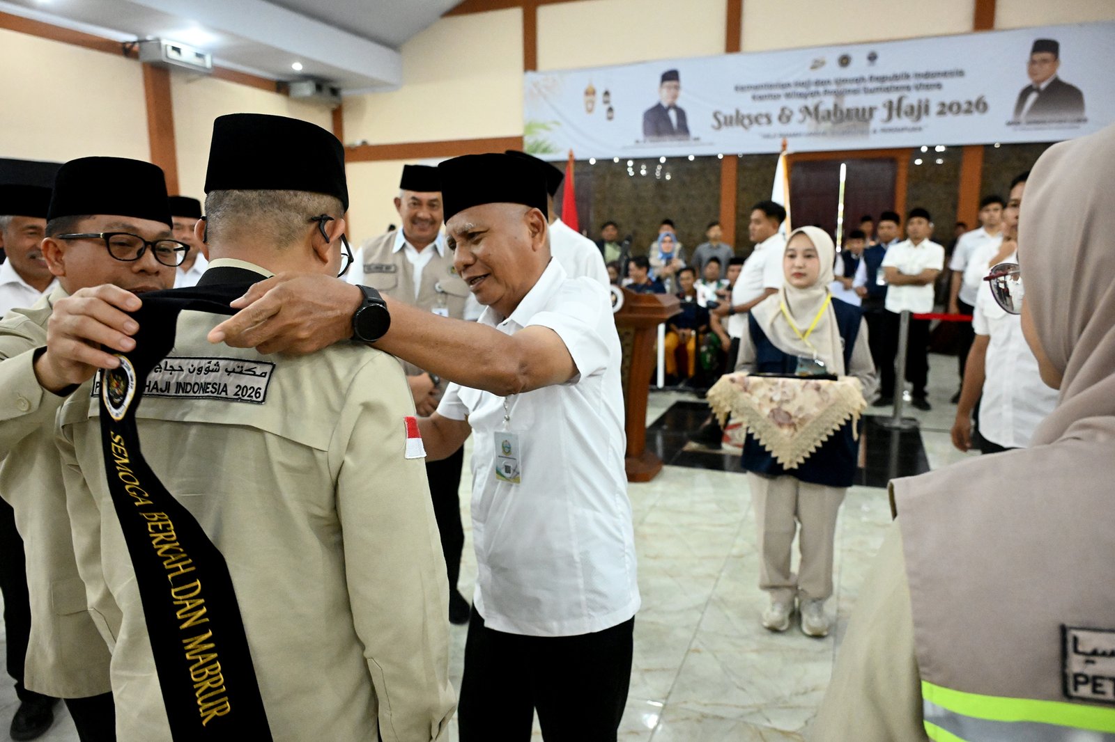 wagub surya sambut kepulangan kloter 2 jemaah haji sumut