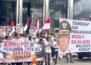 poster “tangkap wesly silalahi” warnai aksi massa di gedung kpk
