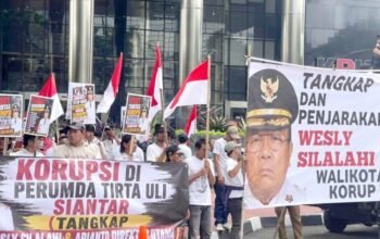poster “tangkap wesly silalahi” warnai aksi massa di gedung kpk