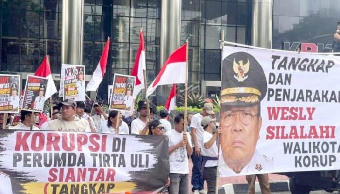 poster “tangkap wesly silalahi” warnai aksi massa di gedung kpk