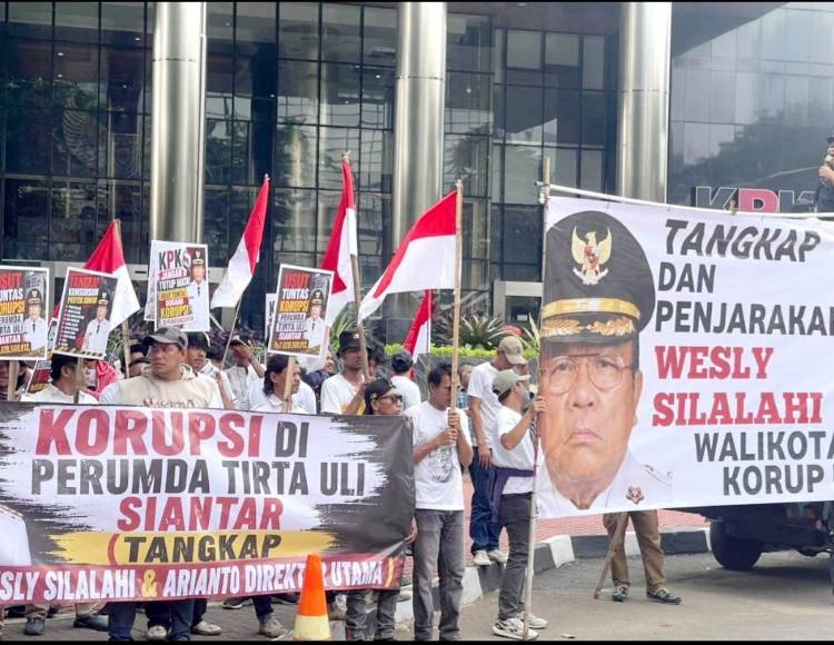 poster “tangkap wesly silalahi” warnai aksi massa di gedung kpk