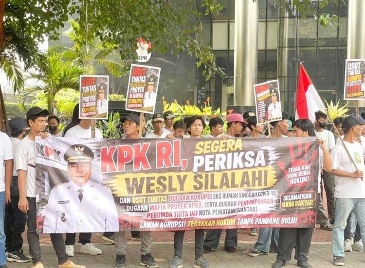 poster “tangkap wesly silalahi” warnai aksi massa di gedung kpk